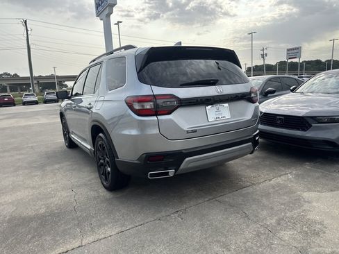 Certified 2025 Honda Pilot Touring image 6