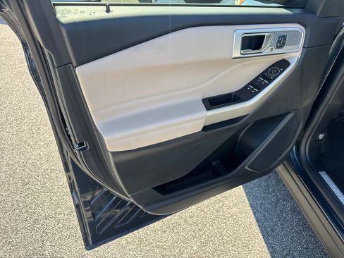Used 2022 Ford Explorer Limited w/ Equipment Group 301A image 10