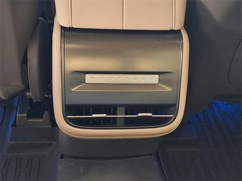 Certified 2025 Lincoln Nautilus Premier image 9