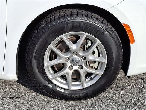 Used 2024 Chrysler Pacifica Touring-L image 8