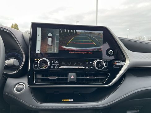 Certified 2025 Toyota Highlander Platinum image 21