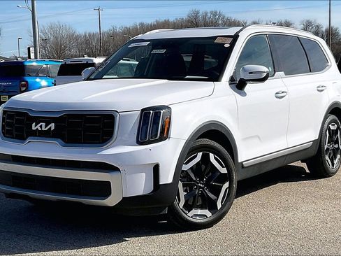Used 2025 Kia Telluride S image 2