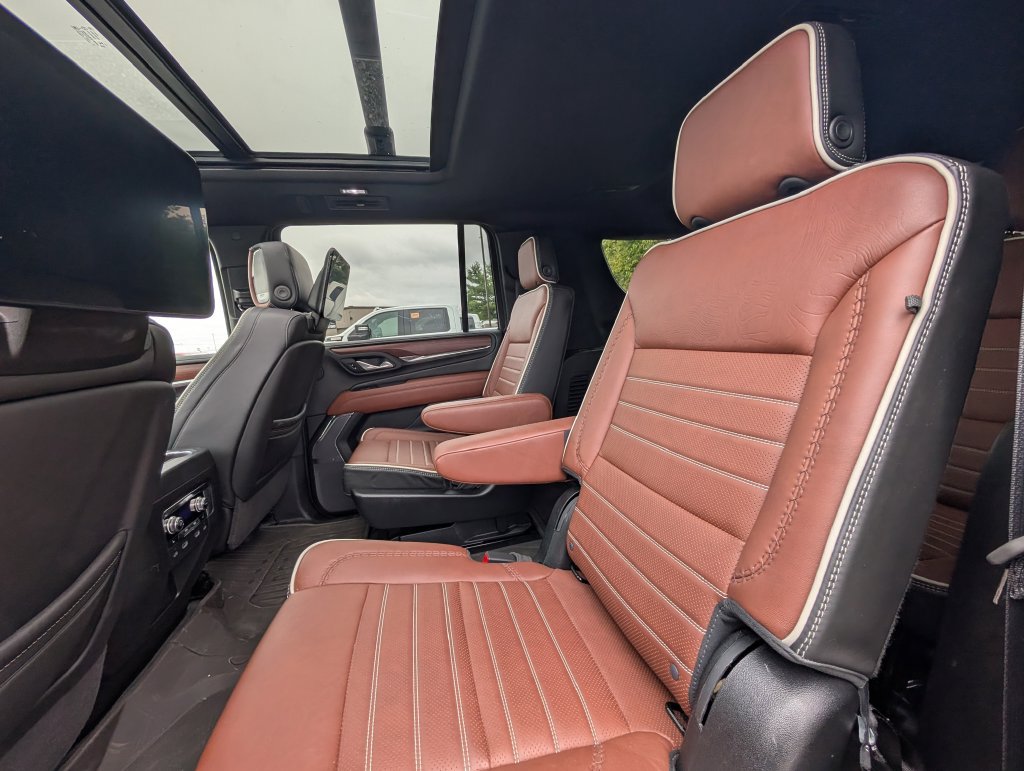 Used 2024 GMC Yukon XL Denali Ultimate AWD/4WD image 8