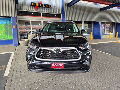 Used 2023 Toyota Highlander XLE image 2