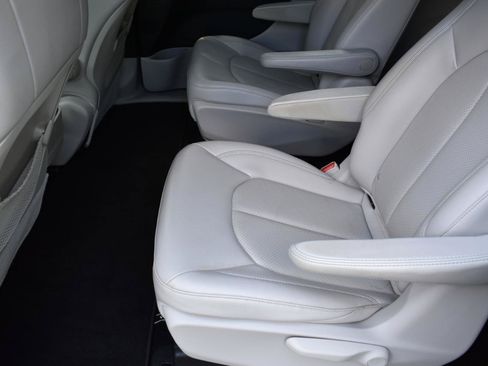 Used 2018 Chrysler Pacifica Touring-L FWD image 26