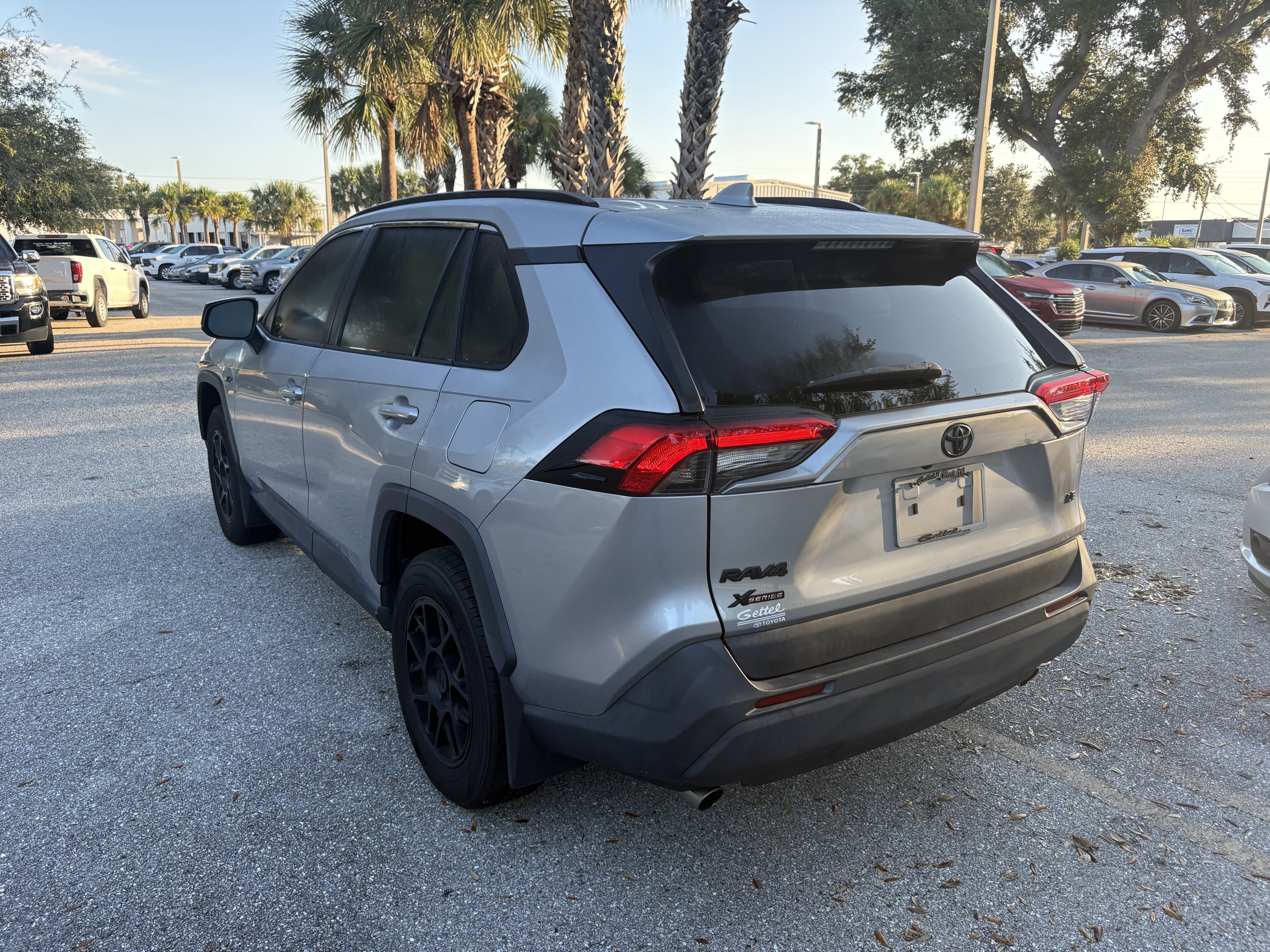 Used 2020 Toyota RAV4 LE FWD image 4