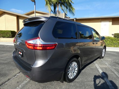 Used 2017 Toyota Sienna XLE image 8