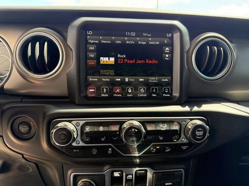 Used 2018 Jeep Wrangler Unlimited Rubicon AWD/4WD image 16