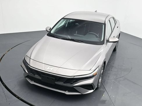 Used 2024 Hyundai Elantra SEL FWD image 11