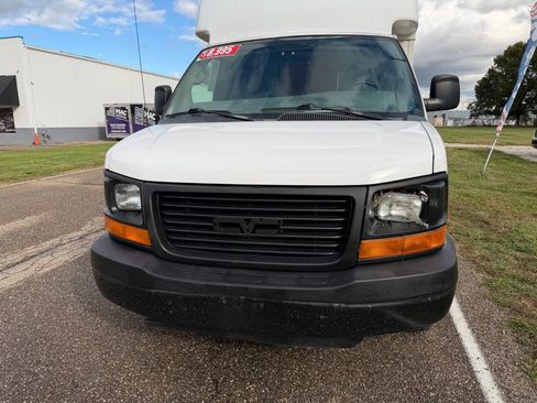 Used 2010 GMC Savana 3500 CUTAWAY BOX TRUCK COMMERCIAL image 4