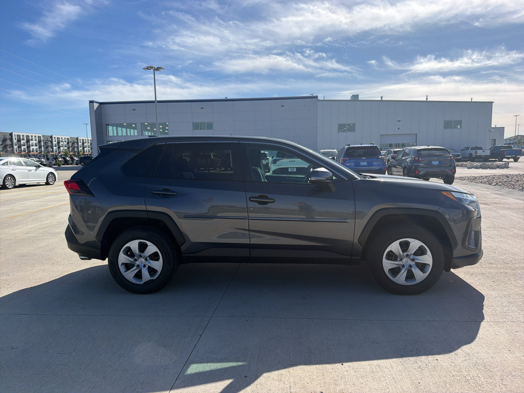 Used 2023 Toyota RAV4 LE AWD/4WD image 4