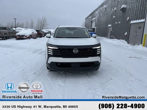 Used 2025 Nissan Kicks SR image 2