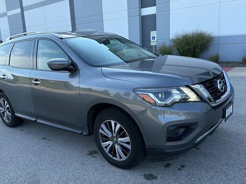 Used 2017 Nissan Pathfinder S FWD image 3