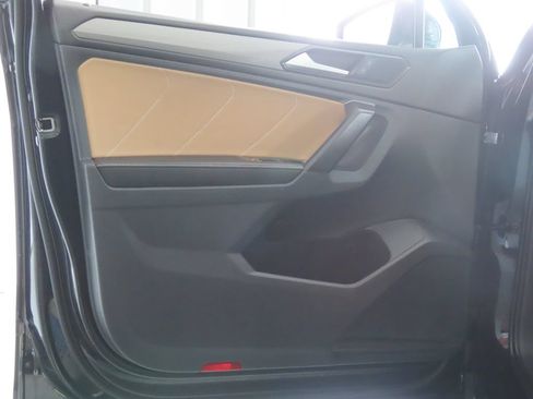 Used 2023 Volkswagen Tiguan SE w/ Panoramic Sunroof Package FWD image 18