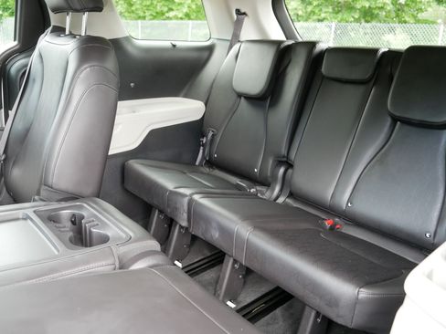 Certified 2023 Kia Carnival EX FWD image 36
