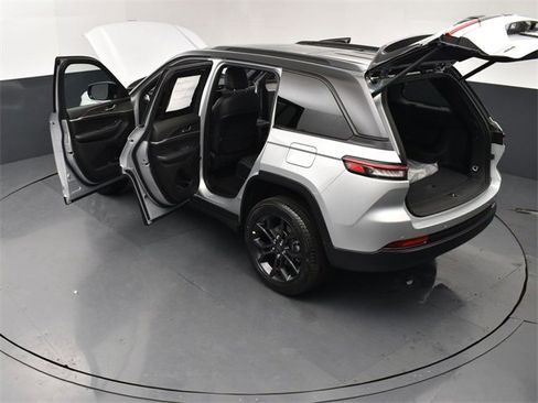 New 2025 Jeep Grand Cherokee Limited image 28