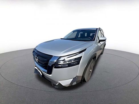 Used 2025 Nissan Pathfinder SV image 3