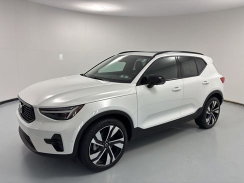 Used 2025 Volvo XC40 B5 Plus w/ Climate Package image 3