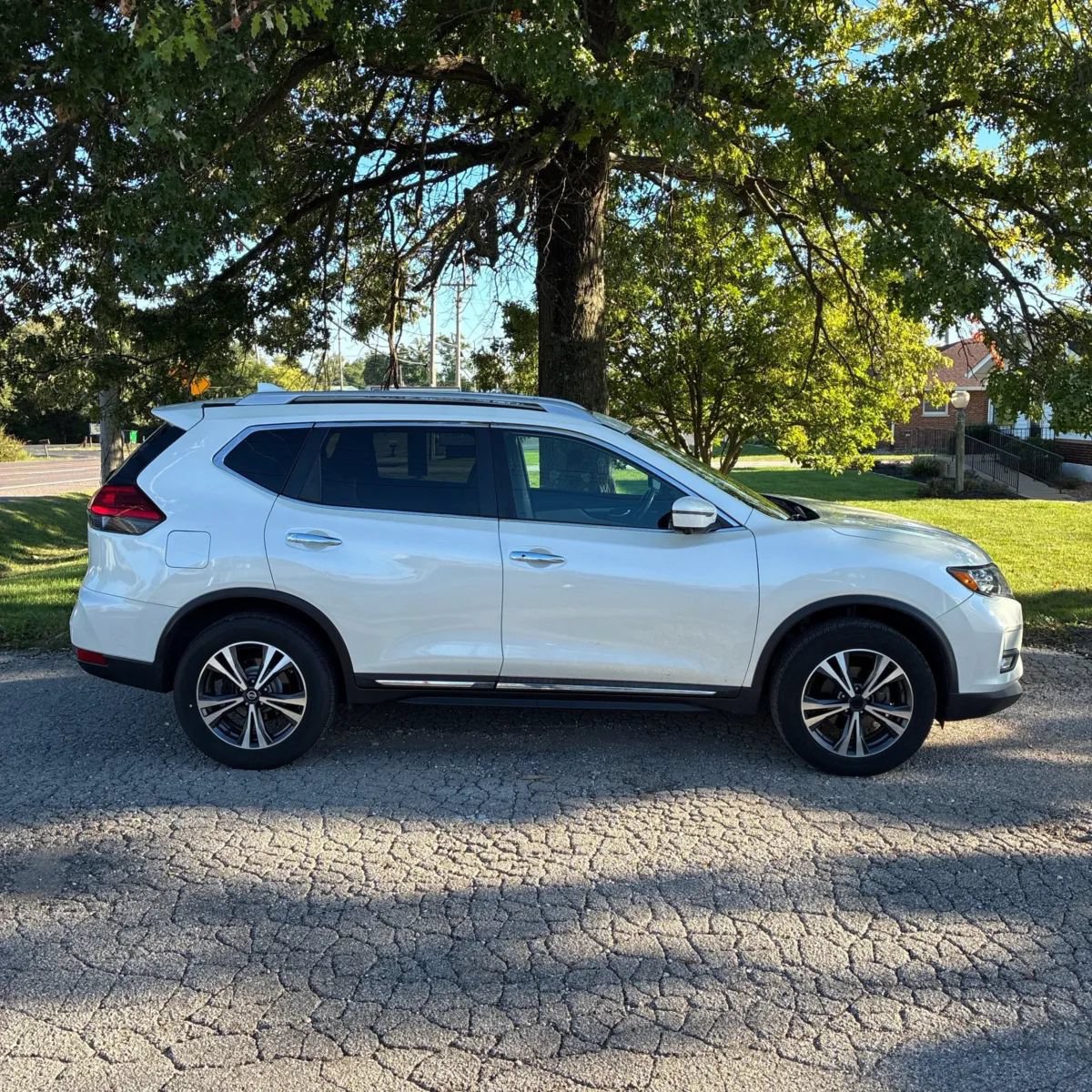 Used 2017 Nissan Rogue SL w/ SL Premium Package AWD/4WD image 10