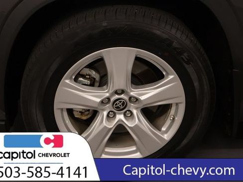 Used 2022 Toyota Highlander LE AWD/4WD image 9