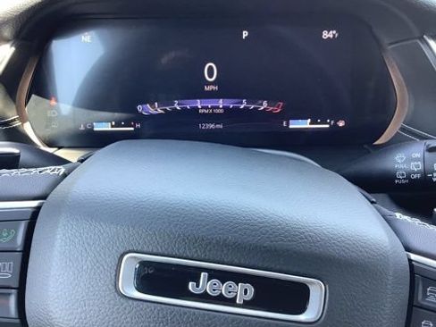 Used 2023 Jeep Grand Cherokee Laredo AWD/4WD image 11