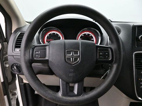 Used 2017 Dodge Grand Caravan SE FWD image 13