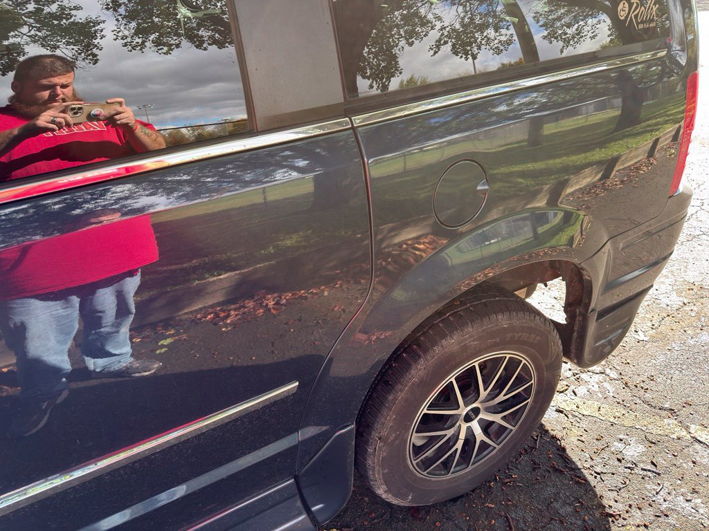 Used 2009 Chrysler Town & Country Touring FWD image 10