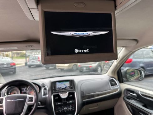 Used 2016 Chrysler Town & Country Touring w/ Driver Convenience Group image 15