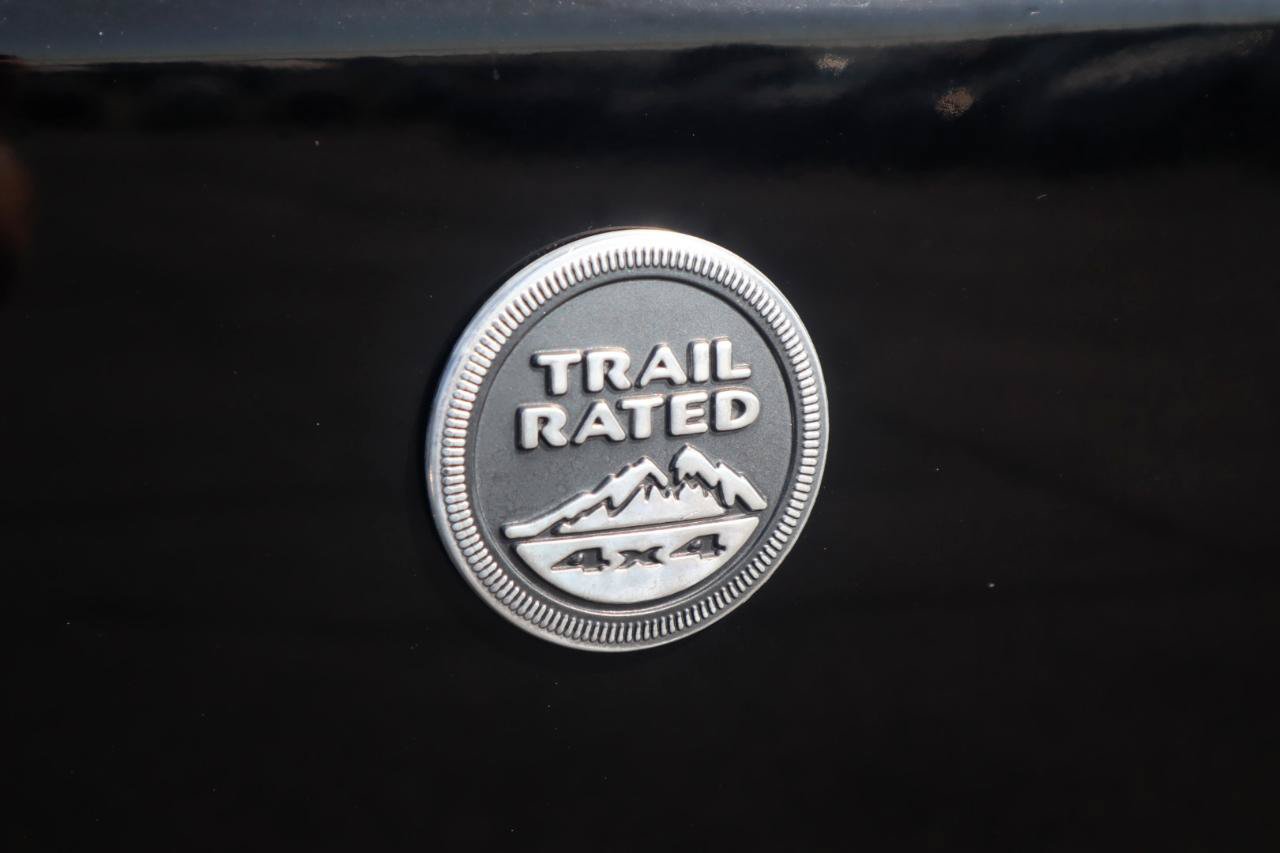 Used 2015 Jeep Wrangler Unlimited Sahara w/ Connectivity Group AWD/4WD image 22