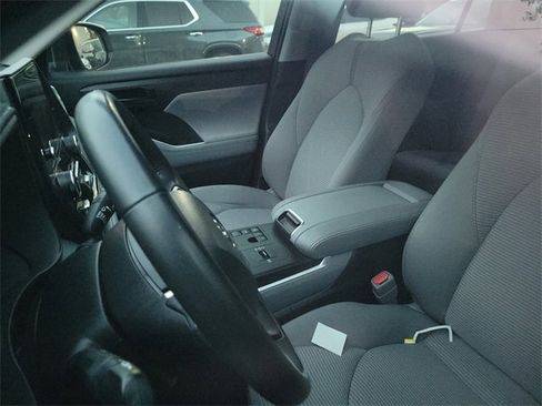 Used 2023 Toyota Highlander LE image 9