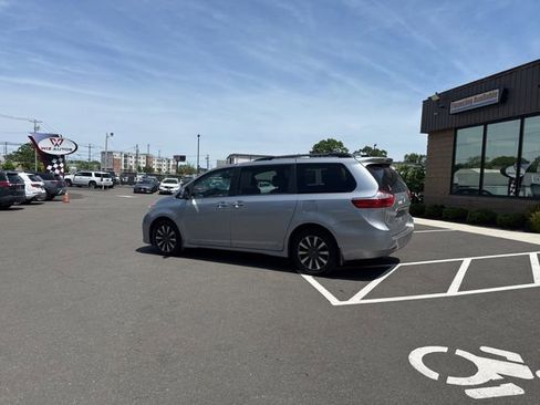 Used 2018 Toyota Sienna XLE Premium AWD/4WD image 2