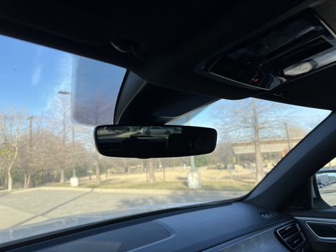 Certified 2025 Volkswagen Atlas Cross Sport SE w/ Panoramic Sunroof Package image 25