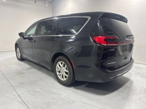 Used 2023 Chrysler Pacifica Touring-L FWD image 8