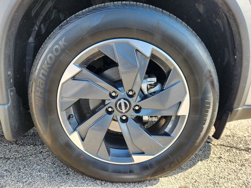 Used 2024 Nissan Rogue SV w/ SV Premium Package image 20