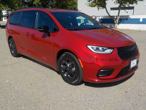 Used 2025 Chrysler Pacifica Premium image 2