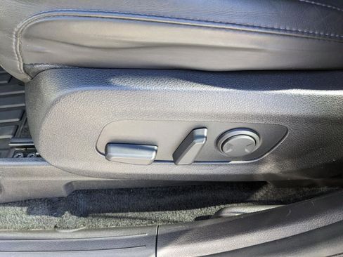 Used 2023 Kia Carnival EX image 26