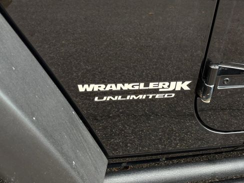 Used 2018 Jeep Wrangler Unlimited Rubicon w/ Connectivity Group image 9