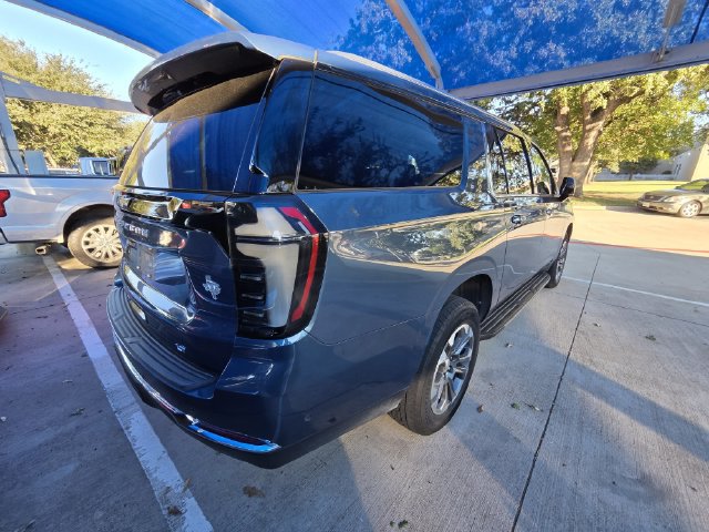 Used 2025 Chevrolet Suburban LT w/ Comfort Package AWD/4WD image 6