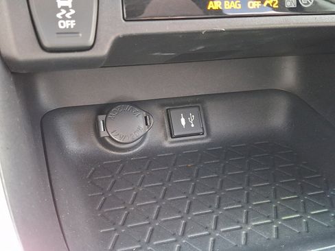Used 2019 Toyota RAV4 XLE w/ Carpet Mat Package AWD/4WD image 25