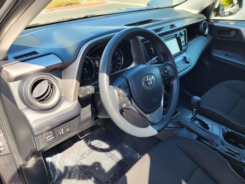 Used 2018 Toyota RAV4 LE AWD/4WD image 12