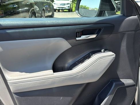 Used 2020 Toyota Highlander XLE image 21
