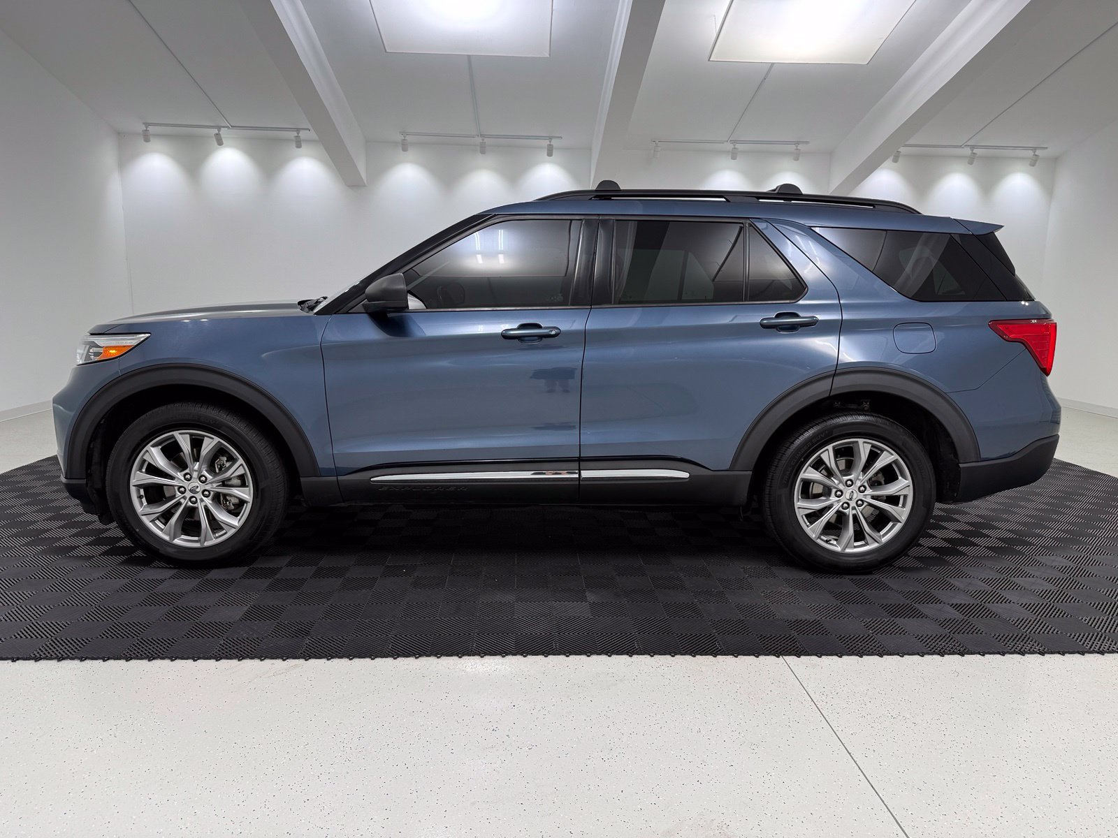 Used 2020 Ford Explorer XLT w/ Equipment Group 202A AWD/4WD image 4