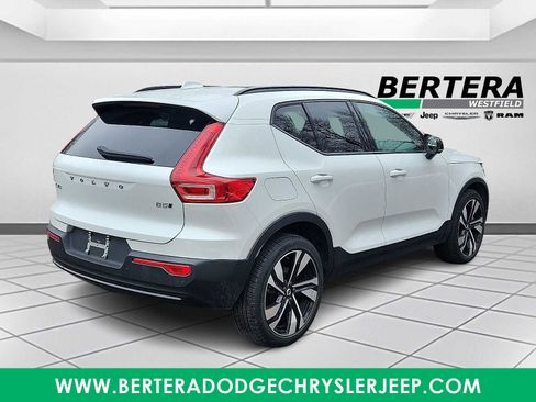 Used 2025 Volvo XC40 B5 Plus image 6