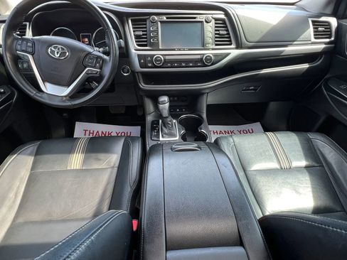 Used 2017 Toyota Highlander SE image 16