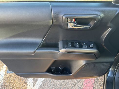 Used 2020 Toyota Tacoma TRD Sport image 12