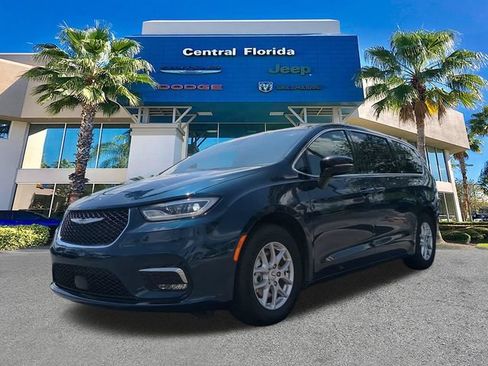 Used 2024 Chrysler Pacifica Touring FWD image 9
