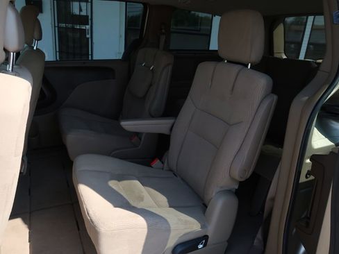 Used 2015 Chrysler Town & Country Touring w/ Driver Convenience Group image 7