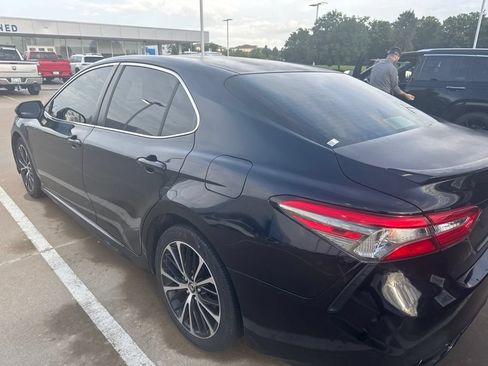 Used 2018 Toyota Camry SE FWD image 6
