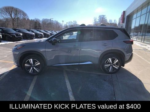 Used 2021 Nissan Rogue Platinum image 3