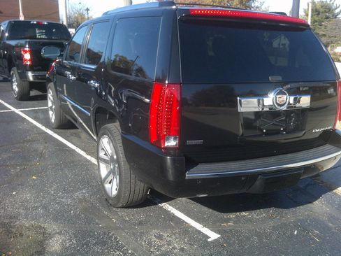 Used 2011 Cadillac Escalade Premium image 5